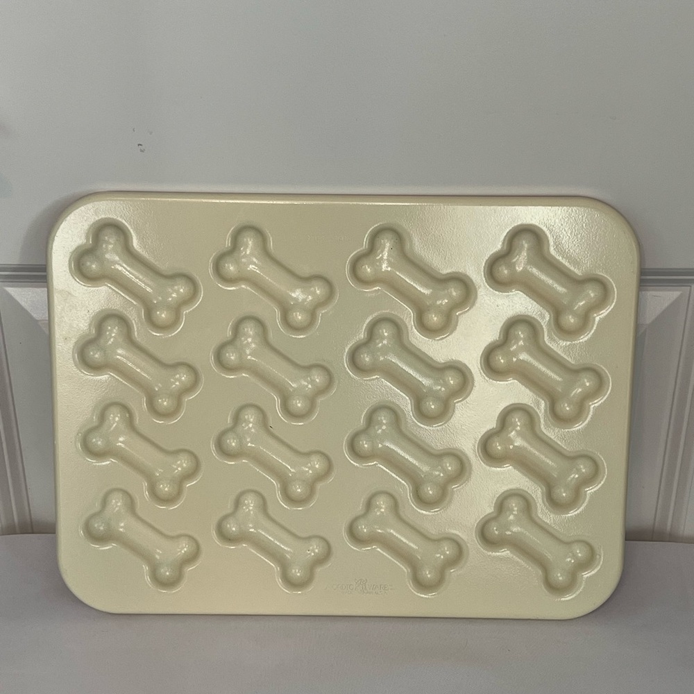 Nordic Ware Puppy Love Pan Nonstick Dog Bone Baking Tray NWT